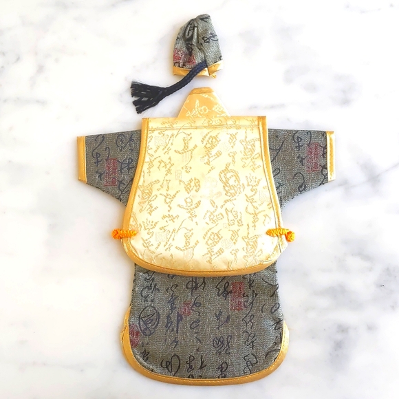 NWT.Wine Bottle Cover: Chinese Silk Brocade Green Yellow Gold Men's Outfit w/Hat - Picture 2 of 4